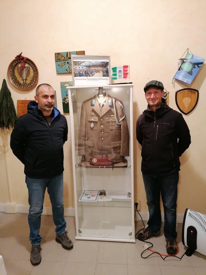 I custodi accanto alla teca delle memorie di Pasquale Baccaro