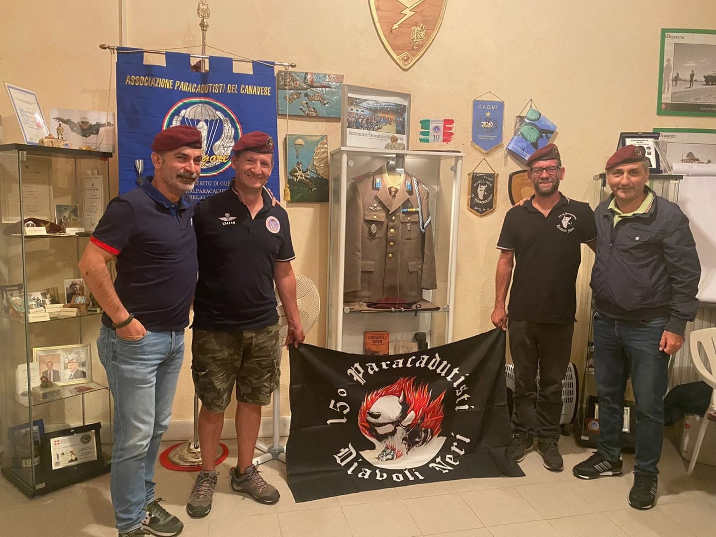 Paracadutisti presso la teca delle memorie di Pasquale Baccaro nella sede APC